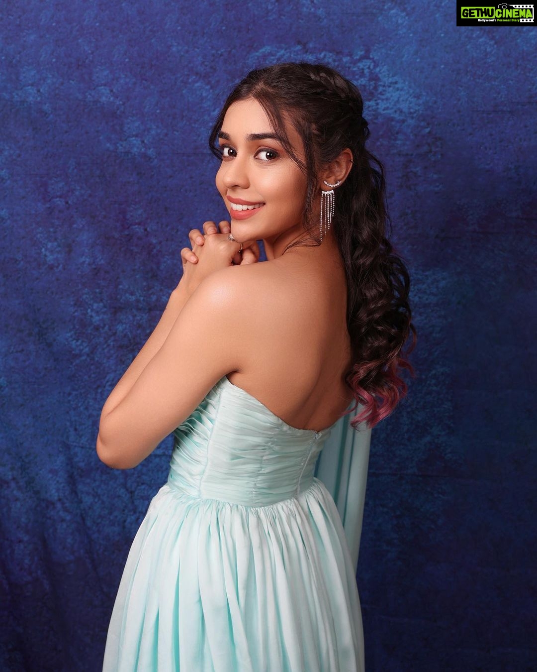 Eisha Singh Instagram - Vintage Dreams π β¦ Photographer : @vishwasgonsalves Makeup & Hair : @farah_mehdi_ Stylist : @purvabansal5 Outfit : @ranbirmukherjeeofficial Earing : @__gypsyboutique__ Ring : @the_jewel_gallery Team : @oceanmediapr