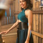 Eisha Singh Instagram - Still reeling in from the effects of this day. I still remember the excitement and fun we had while shooting this❤️ What do you guys think of the song? #NayaPyaarNayaEhsaas The song is streaming across all music platforms now 💕 See you in cinemas 16th September 2022 🫶🏼 #MiddleClassLove Styled by- @sakshi312 @ruchira_d25 @nandini._.khetan 🥰 Makeup- @taskeen_c 😍 Hair- @teja.teja_ 😘