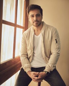 Emraan Hashmi Instagram - Waiting for Santa like a boss 😬🧑‍🎄#Merrychristmaseve guys ❤️ 
Pic courtesy : @sheldon.santos