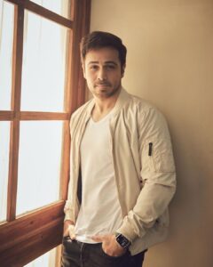Emraan Hashmi Instagram - Waiting for Santa like a boss 😬🧑‍🎄#Merrychristmaseve guys ❤️ 
Pic courtesy : @sheldon.santos