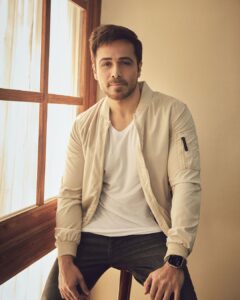 Emraan Hashmi Instagram - Waiting for Santa like a boss 😬🧑‍🎄#Merrychristmaseve guys ❤️ 
Pic courtesy : @sheldon.santos