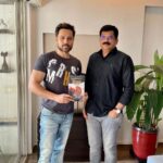 Emraan Hashmi Instagram – Met this amazing couple who have penned an exceptionally emotional and thought provoking story about their sons fight with cancer . The book is called Blaze : A Sons trial by Fire . It’s one of those books that’s “unputdownable” @sushil.poddar.509