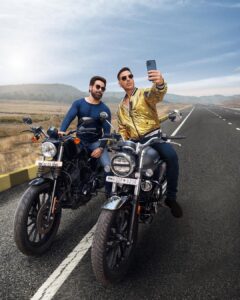 Emraan Hashmi Instagram - Joining the #Selfiee club with @akshaykumar!🤳🏻