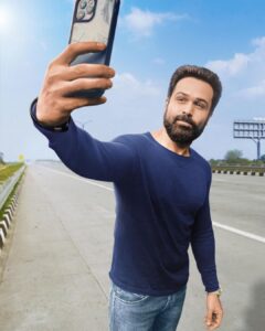Emraan Hashmi Instagram - New look, new vibes!✨
Inspired by @akshaykumar to start today with a #Selfiee!🤳🏻