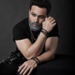 Emraan Hashmi Instagram - This Halloween, we are creepin' it real😈👻 Watch #DybbukOnPrime, Oct 29. @primevideoin @nikifying @manavkaul @jayrkrishnan #BhushanKumar #KrishanKumar @kumarmangatpathak @abhishekpathakk @tseriesfilms @panorama_studios @tseries.official