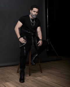 Emraan Hashmi Instagram - This Halloween, we are creepin' it real😈👻
Watch #DybbukOnPrime, Oct 29. @primevideoin

@nikifying @manavkaul @jayrkrishnan #BhushanKumar #KrishanKumar @kumarmangatpathak @abhishekpathakk @tseriesfilms @panorama_studios @tseries.official