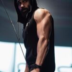Emraan Hashmi Instagram - Friday Flex !! #gym #gymmotivation #tricepsworkout @miihiersinghofficial @thegreydot