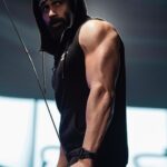 Emraan Hashmi Instagram – Friday Flex !! #gym #gymmotivation #tricepsworkout @miihiersinghofficial @thegreydot