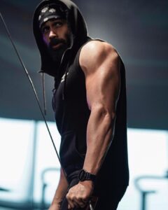 Emraan Hashmi Instagram - Friday Flex !! #gym #gymmotivation #tricepsworkout @miihiersinghofficial @thegreydot