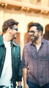 Emraan Hashmi Instagram - Selfie lene gaya tha, Bhai ne reel dedi 🥳 
@therealemraan bhai Bahot shukriya step sikhane ke liye 🥳 had an amazing time with you. 

All the best to @anshul300 😘 @raghav.sharma.14661 @playdmfofficial 

📹 @wesmilemedia @cineshadows 

#mainkhiladi #selfiethemovie #dharmaproductions #capeofgoodfilms #dmfplay