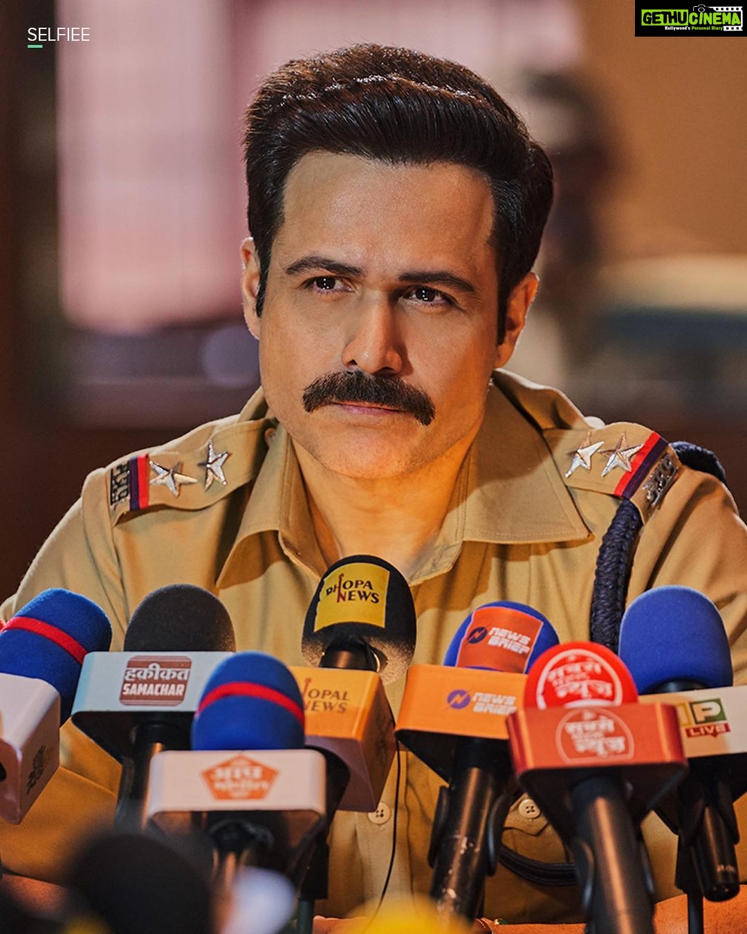 Emraan Hashmi Instagram - Smile karna toh banta hai kyunki Selfiee aa gayi hai! #Selfiee is Now Streaming. #SelfieeOnHotstar @akshaykumar @therealemraan @nushrrattbharuccha @dianapenty @karanjohar @apoorva1972 @therealprithvi @supriyamenonprithviraj @iamlistinstephen @raj_a_mehta @rishiwrites @dharmamovies @starstudios #CapeOfGoodFilms @prithvirajproductions @vbfilmwala @magicframes2011 @anshul300 @playdmfofficial