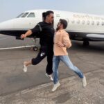 Emraan Hashmi Instagram - While the captain awaited clearance, we did a mauke pe chauka! And made a #MainKhiladi reel with the help of our kind air-hostess @sethi_prerna9218 😬 Have you made yours yet? #Selfiee