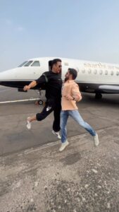 Emraan Hashmi Instagram - While the captain awaited clearance, we did a mauke pe chauka! And made a #MainKhiladi reel with the help of our kind air-hostess @sethi_prerna9218 😬 Have you made yours yet? #Selfiee