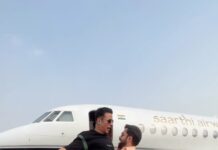 Emraan Hashmi Instagram - While the captain awaited clearance, we did a mauke pe chauka! And made a #MainKhiladi reel with the help of our kind air-hostess @sethi_prerna9218 😬 Have you made yours yet? #Selfiee