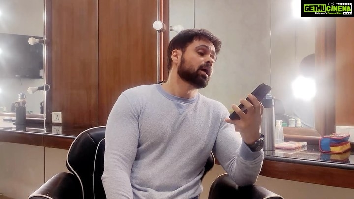 Emraan Hashmi Instagram - Siri toh nahi samjhi, par aap samajh gaye na? #SelfieeTrailer aa raha hai, 22nd Jan ko!