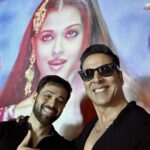 Emraan Hashmi Instagram – Chalo unke saath nahi to unke photo ke saath selfie hi sahi kyun @akshaykumar !