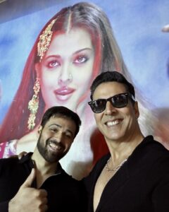 Emraan Hashmi Instagram - Chalo unke saath nahi to unke photo ke saath selfie hi sahi kyun @akshaykumar !