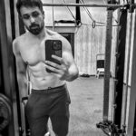 Emraan Hashmi Instagram – Train early and start your day strong 💪🏻!! #5amworkout