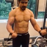 Emraan Hashmi Instagram – In a world filled with airbrushed images it feels good to earn my natural striations . Onwards and upwards !! . #naturalbodybuilding #bulking #bodytransformation @miihiersinghofficial @kuhubhosle