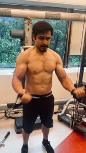 Emraan Hashmi Instagram - In a world filled with airbrushed images it feels good to earn my natural striations . Onwards and upwards !! . #naturalbodybuilding #bulking #bodytransformation @miihiersinghofficial @kuhubhosle