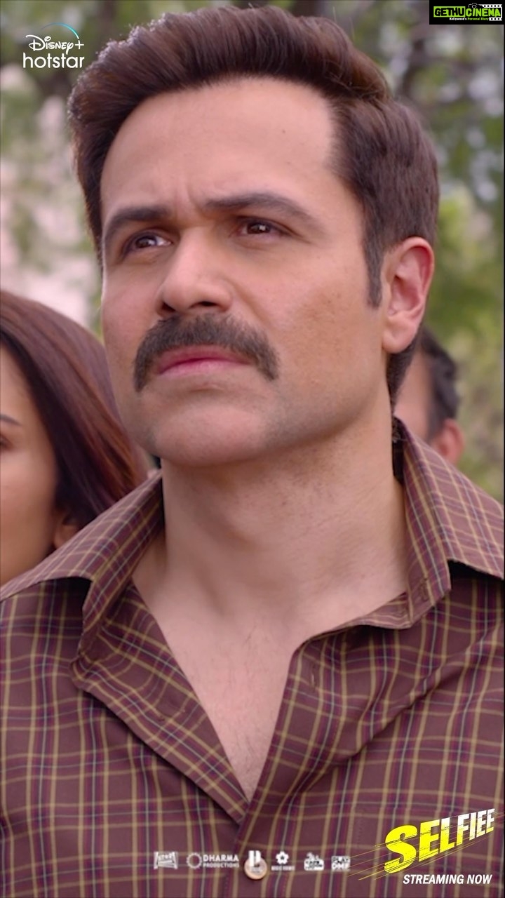 Emraan Hashmi Instagram - Ek seedha-saadha aadmi maamla bohot tedha kar sakta hai! #Selfiee is Now Streaming. #SelfieeOnHotstar @akshaykumar @therealemraan @nushrrattbharuccha @dianapenty @karanjohar @apoorva1972 @therealprithvi @supriyamenonprithviraj @iamlistinstephen @raj_a_mehta @rishiwrites @dharmamovies @starstudios #CapeOfGoodFilms @prithvirajproductions @vbfilmwala @magicframes2011 @anshul300 @playdmfofficial