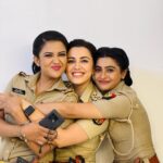 Esha Kansara Instagram - 50 crore wali photo! 🤪 . And for one last time! (For now? 😋) Misri Pandey is back! With these superwomen! #mahilapolicethana #sabtv #maddamsir Bhajanlal Studios