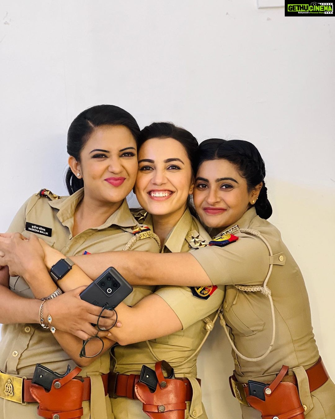 Esha Kansara Instagram - 50 crore wali photo! 🤪 . And for one last time! (For now? 😋) Misri Pandey is back! With these superwomen! #mahilapolicethana #sabtv #maddamsir Bhajanlal Studios