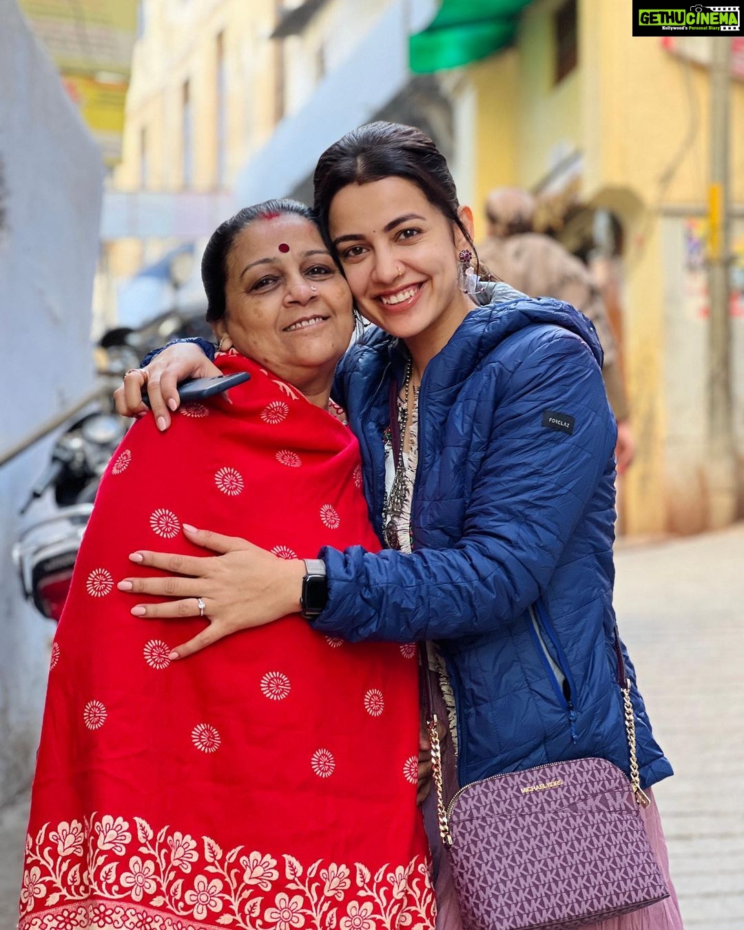 Esha Kansara Instagram - લાગણી છૂટે ના…❤️❤️❤️ Shreenath Ji Temple Nathdwara