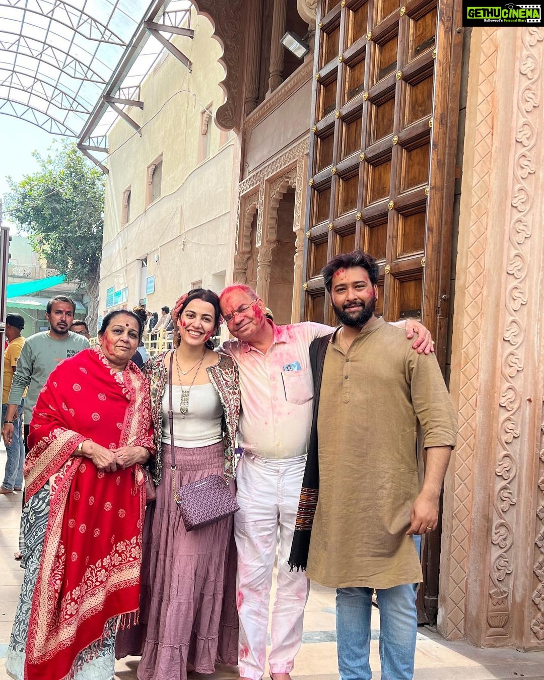 Esha Kansara Instagram - લાગણી છૂટે ના…❤️❤️❤️ Shreenath Ji Temple Nathdwara