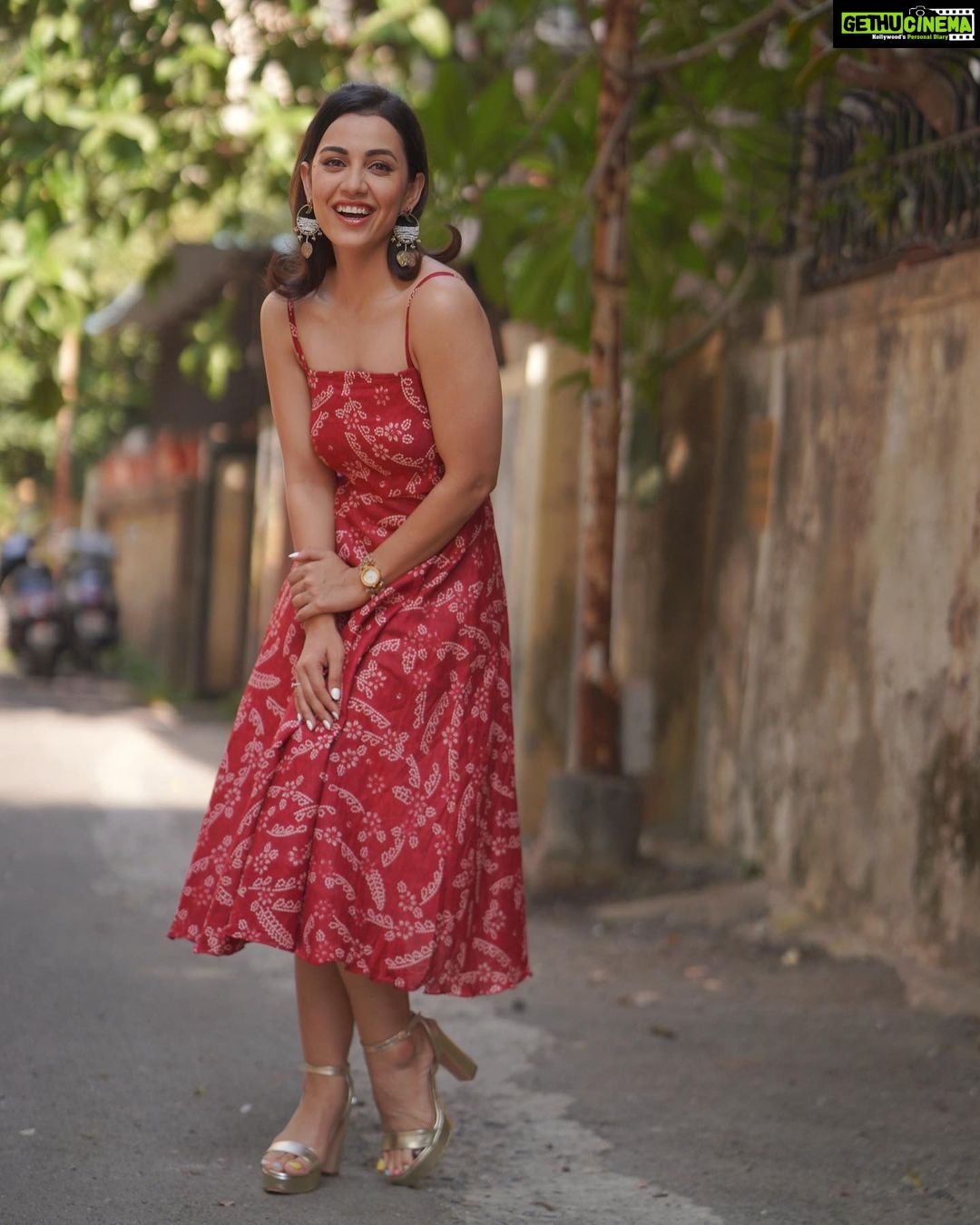 Esha Kansara Instagram - Missed a flight but my grid is complete 🥳💃😆 📸- @iam_rajinamdar 👗- @styleitwithniki in @whysobluelove