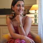 Esha Kansara Instagram - For a visit down the memory lane of Mithibai! ❤️❤️ #colosseumfestmithibai . 📸- @iam_rajinamdar 👗- @styleitwithniki in @whysobluelove . Earrings @eshyl_silver Watch & bracelet @jay_jewellers_rajkotwala Mithibai College