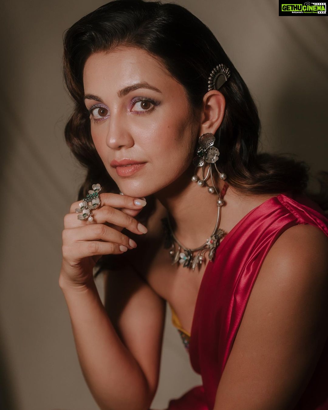 Esha Kansara Instagram - Ain’t no occasion without my jewellery from @eshyl_silver 💕 925 Silver Jewellery for every celebration! Shot by: @devansh5 Creative director: @thekushalnaik Art director: @manankharsani Concept & Styling: @styleitwithniki Outfit: @flairthestudio Hair: @_hair.by.freya_ Make up: @theglitterboxbyshreyapatel Location courtesy : @brandnbread.agency Production: @thejaiminpatel @gohildipen @vishal_jain20105 #eshyl #eshyl925jewellery #silverjewelry #eshakansara