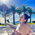 Esha Kansara Instagram - Sid’s reaction to my joke- “Instagram family, oh Instagram family, MERI (मेरी) Christmas to tumse acchi hai” 😝 (Bhavesh Kumar- Praful tone) #ifykyk Ok now, MERRY Christmas! 😍🤪🥰🌸🥳 Ibiza