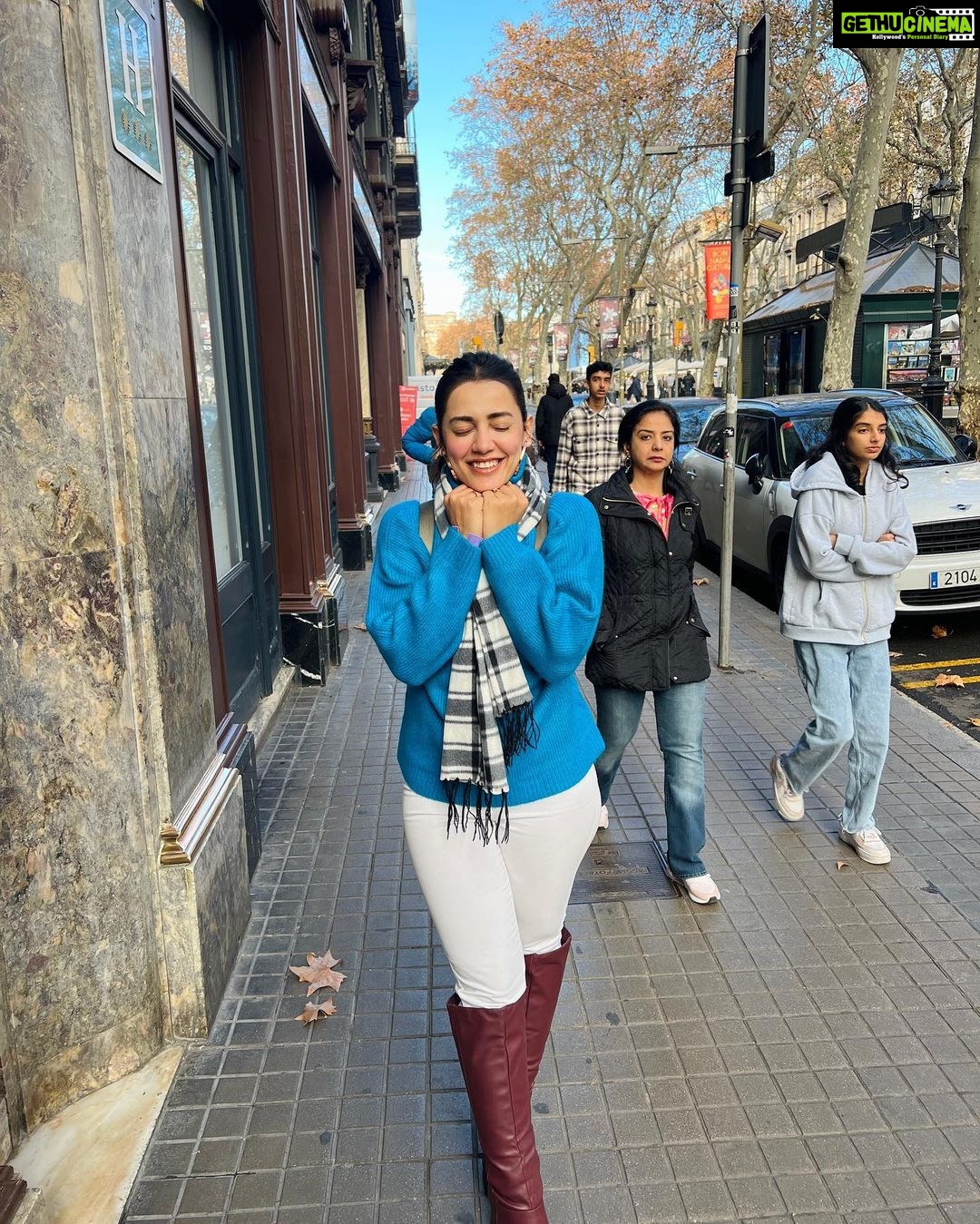 Esha Kansara Instagram - Ye wali trip pe random log mile nahi zyada hum dono ke photos kheenchne ke liye 🤣so ek doosre ke photographer hum hi ban gaye🤪🤣 La Rambla, Barcelona