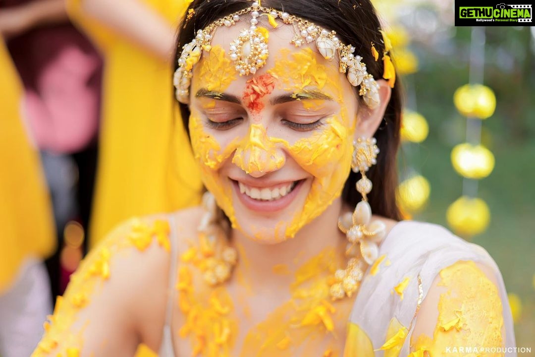 Esha Kansara Instagram - Never knew our families loved dancing THIS MUCH! 😍🥰🥳💛 🥳🤭💛 @musicwaala Photography @karmaproduction_india 🌸 Outfit @picchika Jewellery @vaidaan.official HMU? No make up at all by me myself 🤪