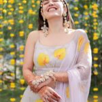 Esha Kansara Instagram - Itne saal theek se holi nahi kheli, but haldi mein sab ne badla le liya 🤣🤣🤣🤣❤️❤️❤️🥰🥰🥰whatttaaa partyyyyy Photography @karmaproduction_india 🌸 Outfit @picchika Jewellery @vaidaan.official HMU? No make up at all by me myself 🤪
