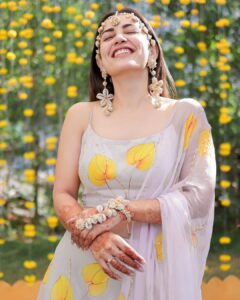 Esha Kansara Instagram - Itne saal theek se holi nahi kheli, but haldi mein sab ne badla le liya 🤣🤣🤣🤣❤️❤️❤️🥰🥰🥰whatttaaa partyyyyy
Photography @karmaproduction_india 🌸
Outfit @picchika 
Jewellery @vaidaan.official 
HMU? No make up at all by me myself 🤪