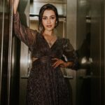 Esha Kansara Instagram - Desi shakal, international feeling! Nai?😋✌️ . 📸- @devthakkarz