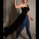 Esha Kansara Instagram - Swinging & Slaying in black!🙃 Styled by @styleitwithniki Outfit & accessories @flairthestudio Assisted by @pushti_patel @ishhuu_26 Photography @chiragpanchal__ @badal_patel52