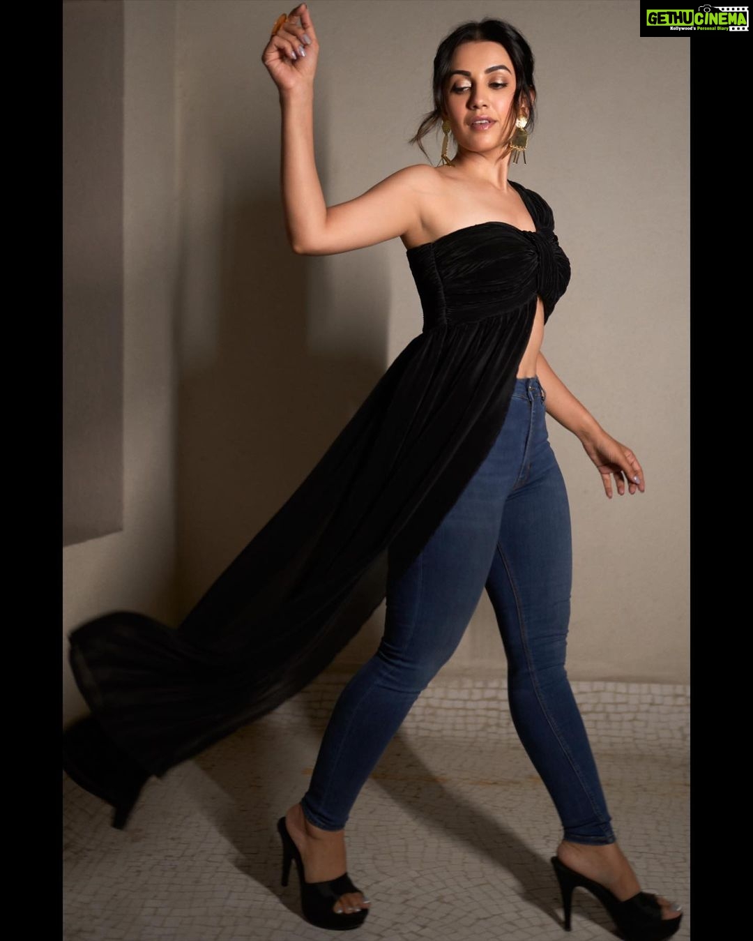 Esha Kansara Instagram - Swinging & Slaying in black!🙃 Styled by @styleitwithniki Outfit & accessories @flairthestudio Assisted by @pushti_patel @ishhuu_26 Photography @chiragpanchal__ @badal_patel52