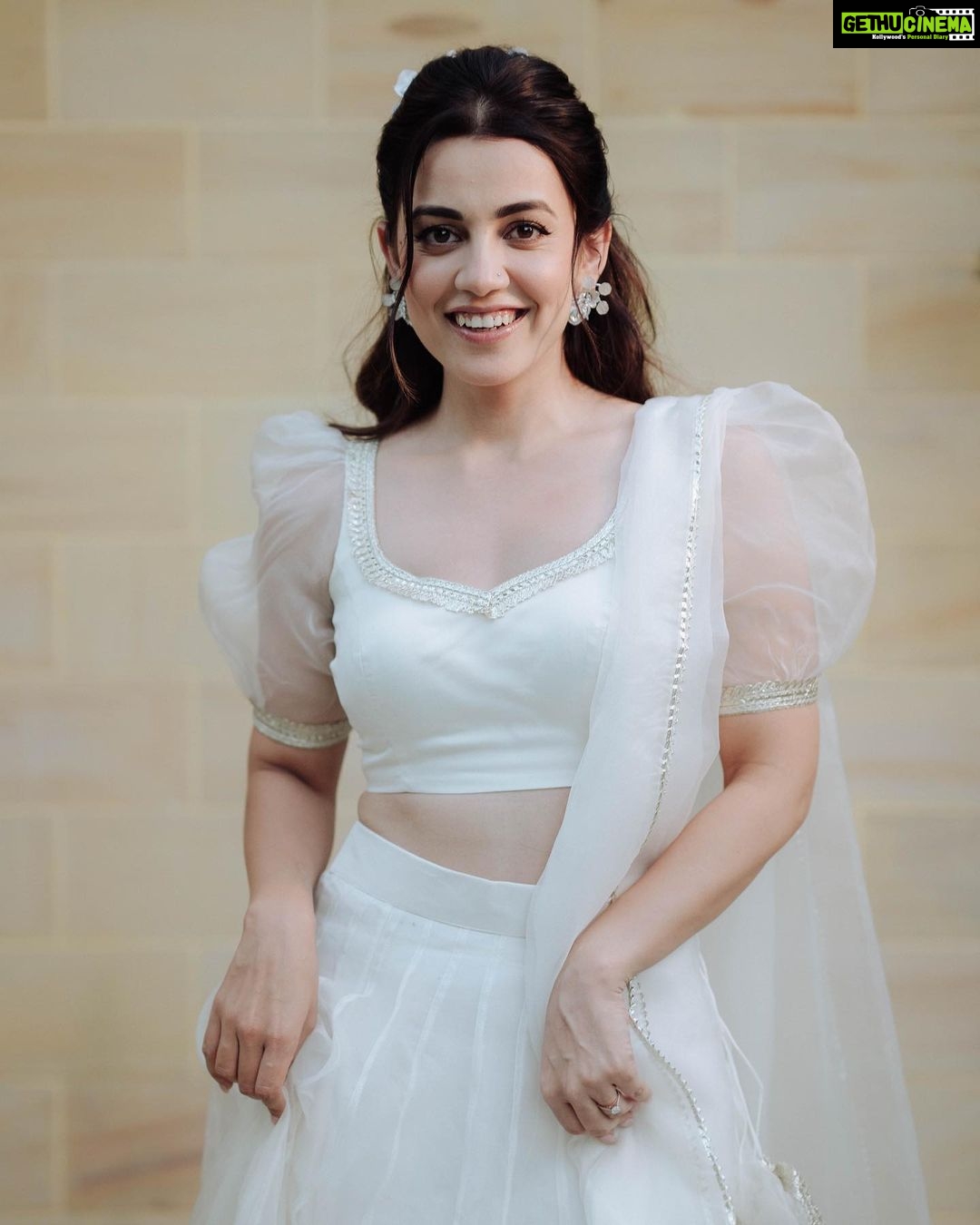 Esha Kansara Instagram - If we Gujjus had a white wedding..I would look like this someday! 🤪….and then 1…2…3……..e haaloooo🕊️🕊️🕊️ Also, Diwali chali gayi but garba kabhi nahi jaega! 😝 Pc @chiragpanchal__