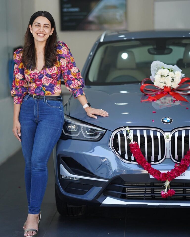Esha Kansara Instagram - Story of my FIRST Car ☺️ Zindagi mein goals ek baar mein poore ho jaye to maza nahi aata, thoda struggle to banta hai! 🤣🤓🥳 aur phir?? Mehnat ka phal meetha hi aata hai! 😄🥰 Thanks to my family & friends who believed in me and motivated me to take risks (EMI) when I felt I just could not do it, but hey, isn’t that fun??🤪😋 (Gotta work more now)😂 Ps - Who all agree that I’m the best lady driver around them?!🤪 #ifykyk . Big big thanks to the team at the BMW Gallops Autohas, Ahmedabad for the smoothest drive, a quick purchase and for the lovely hospitality ❤️ Pc @meetmodi.me