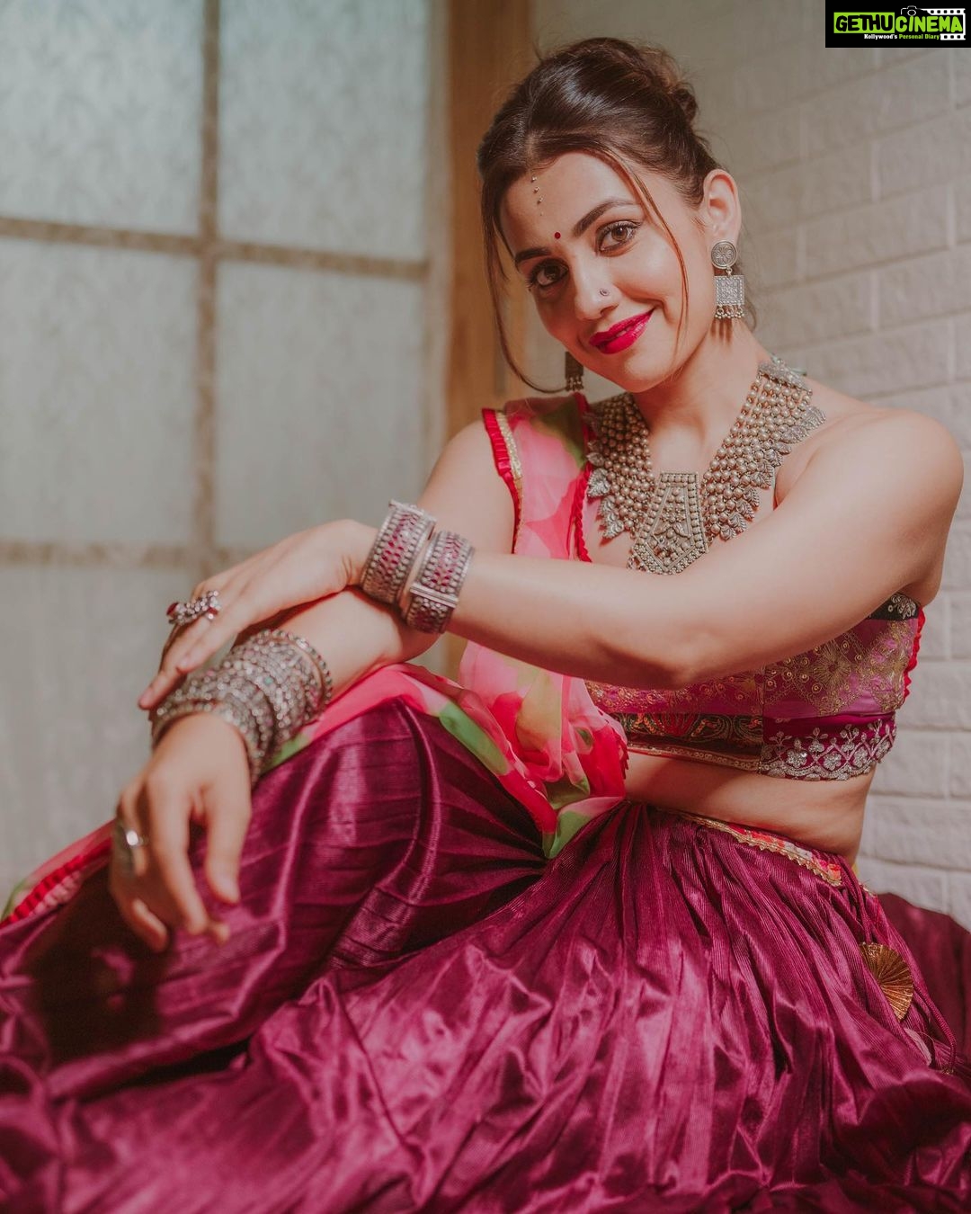 Esha Kansara Instagram - Navratri to khatam, ab?? 🫠🥰 #navratri2022 Styled by @styleitwithniki Outfit @khakobyheenapatel Jewellery @eshyl_silver Photography @badal_patel52 #navratri #garba #navratri2022 #eshakansara #garbalook