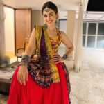 Esha Kansara Instagram - 1st Garbo of the season with @rangilore @parthivgohil9 & @manasi_parekh ❤️❤️❤️ . Styled by @styleitwithniki Assisted by @pushti_patel Outfit @label.jagruti Jewellery @ambicabangles Mumbai, Maharashtra