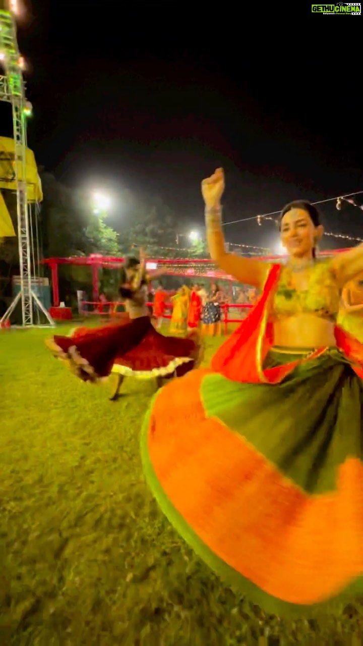 Esha Kansara Instagram - Ye koi film ka scene nahi❤️🤍🧡 @shraddhadangar_official