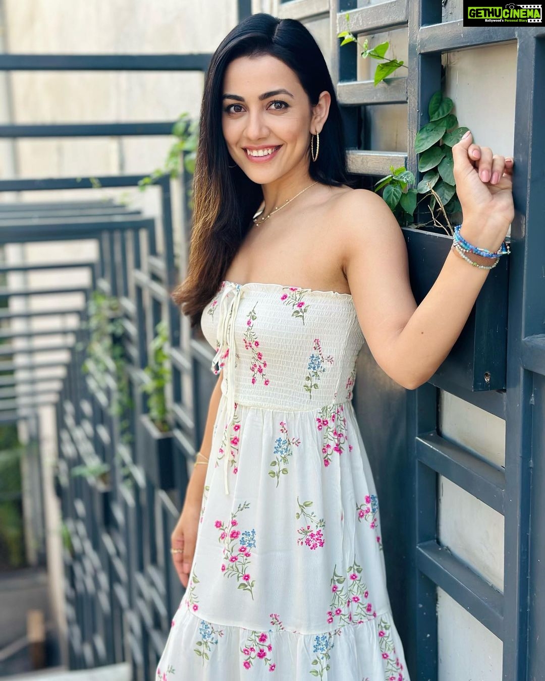 Esha Kansara Instagram - Happy holi to you all from Jhanvi! 🤍🤍🤍 See you in the theatres very soon! 😎 #3ekka #jhanvi #happyholi #holi2023