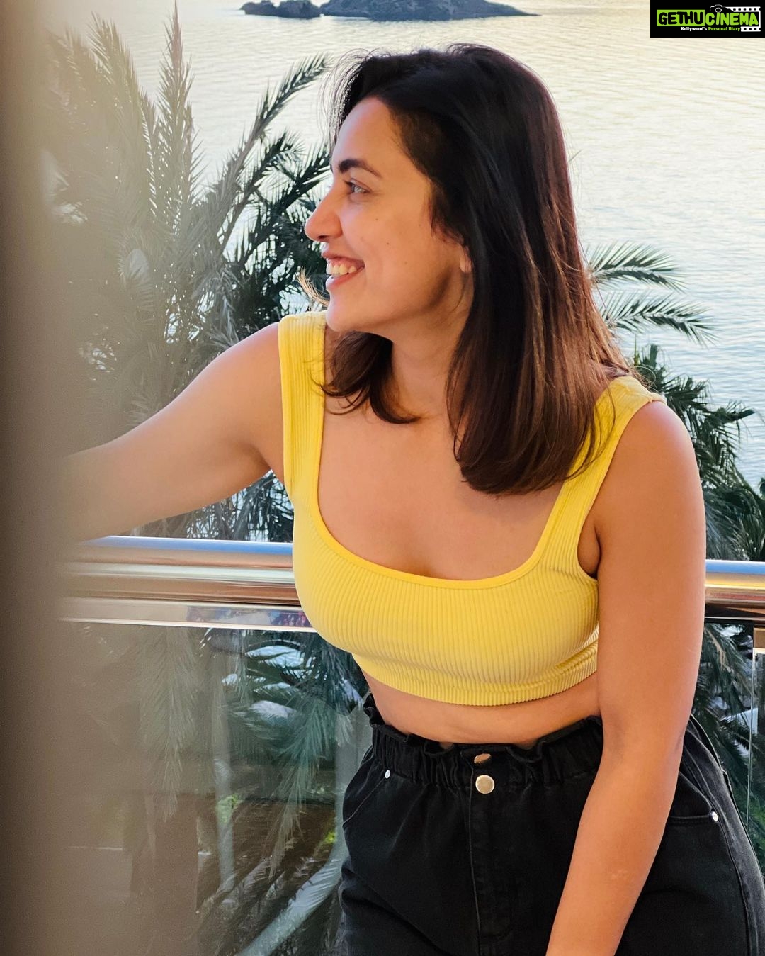 Esha Kansara Instagram - Ibiza mein party to nahi hui, but view ne maza kara diya! 😁💛🤩🥰 . 📸- @musicwaala 🤍 Eivissa / Ibiza, Islas Baleares