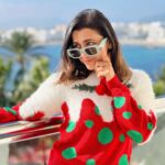 Esha Kansara Instagram – Sid’s reaction to my joke- “Instagram family, oh Instagram family, MERI (मेरी) Christmas to tumse acchi hai” 😝

 (Bhavesh Kumar- Praful tone)  #ifykyk 
Ok now, MERRY Christmas! 😍🤪🥰🌸🥳 Ibiza