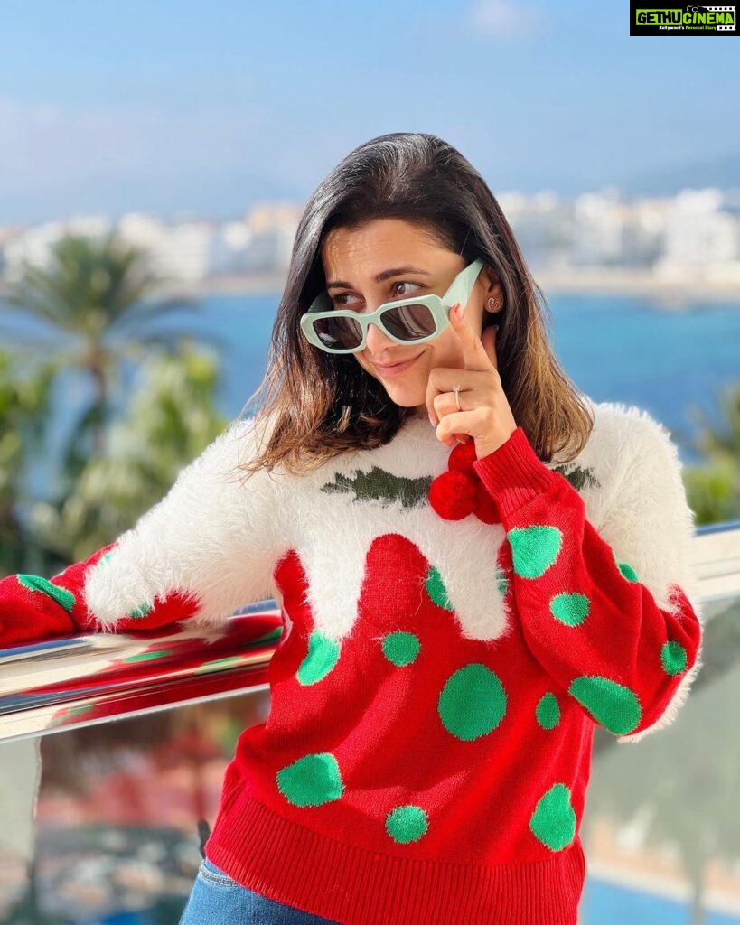 Esha Kansara Instagram - Sid’s reaction to my joke- “Instagram family, oh Instagram family, MERI (मेरी) Christmas to tumse acchi hai” 😝 (Bhavesh Kumar- Praful tone) #ifykyk Ok now, MERRY Christmas! 😍🤪🥰🌸🥳 Ibiza