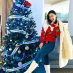 Esha Kansara Instagram - Sid’s reaction to my joke- “Instagram family, oh Instagram family, MERI (मेरी) Christmas to tumse acchi hai” 😝 (Bhavesh Kumar- Praful tone) #ifykyk Ok now, MERRY Christmas! 😍🤪🥰🌸🥳 Ibiza